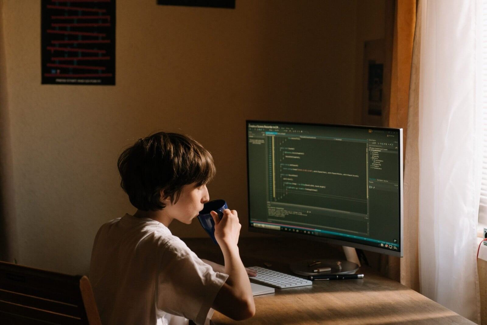 girl-with-computer